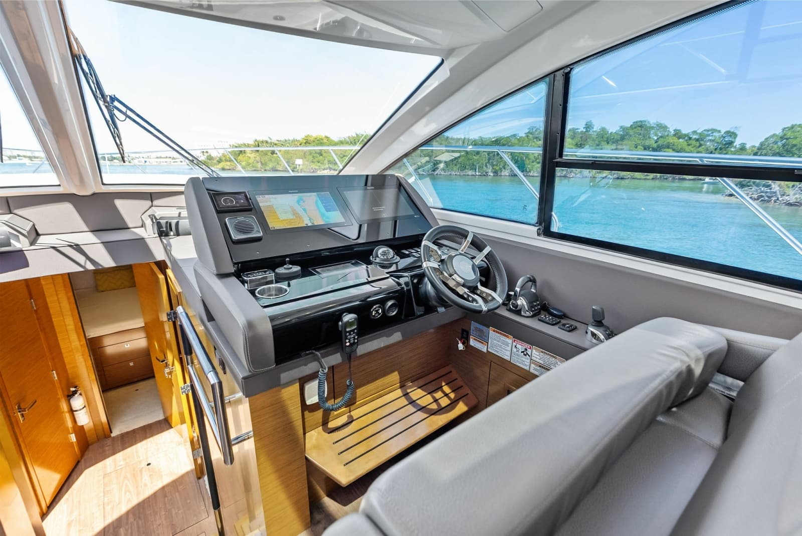 2019 Cruisers Yachts 54 Cantius