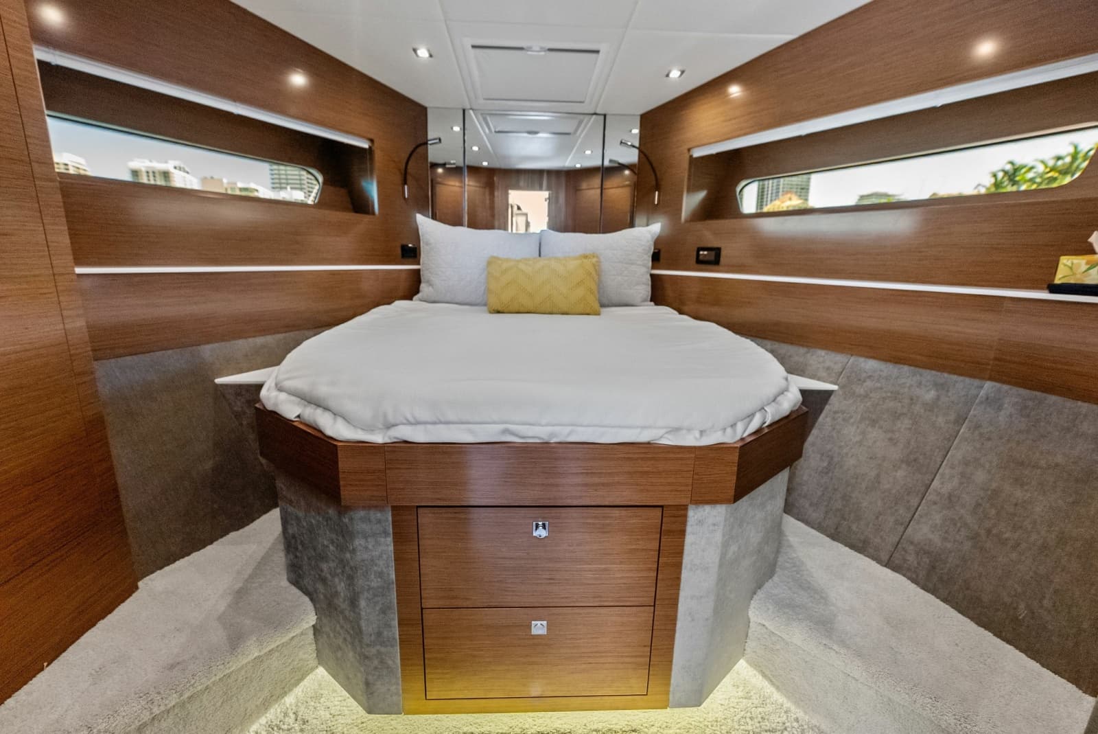 2019 Cruisers Yachts 54 Cantius