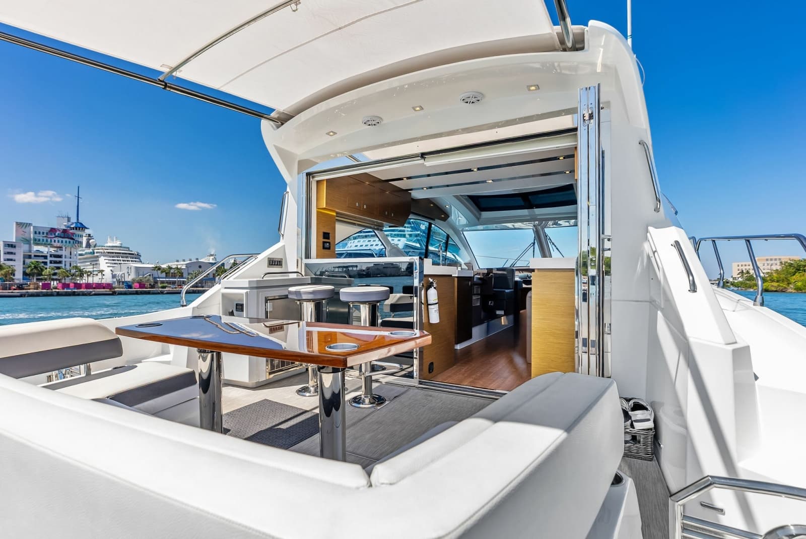 2019 Cruisers Yachts 54 Cantius