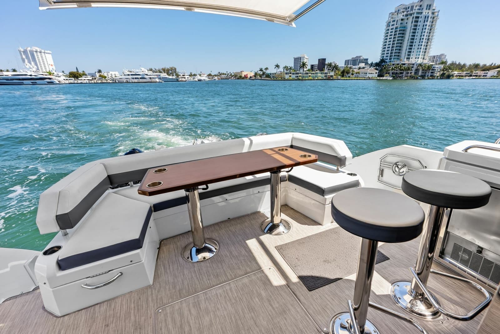 2019 Cruisers Yachts 54 Cantius