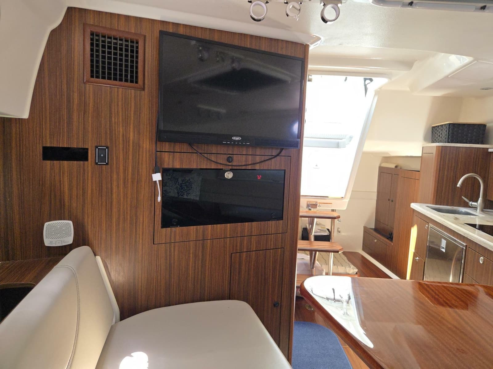 2019 Pursuit 355 Offshore