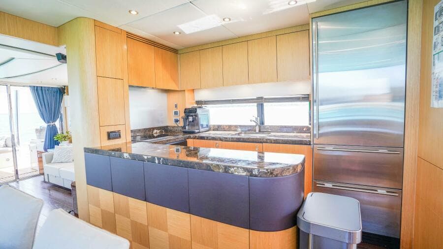 2016 Sunseeker 75 Yacht