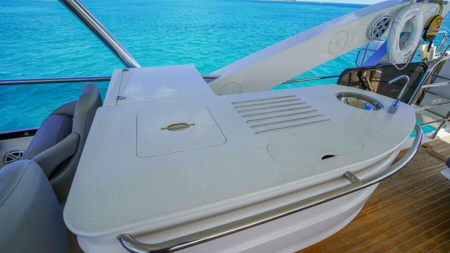 2016 Sunseeker 75 Yacht