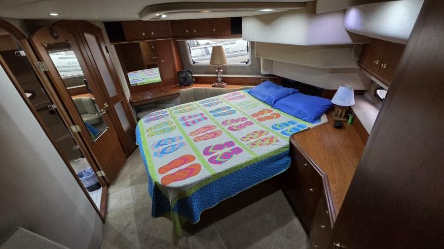 2000 Cruisers Yachts 4450 Express Motor Yacht