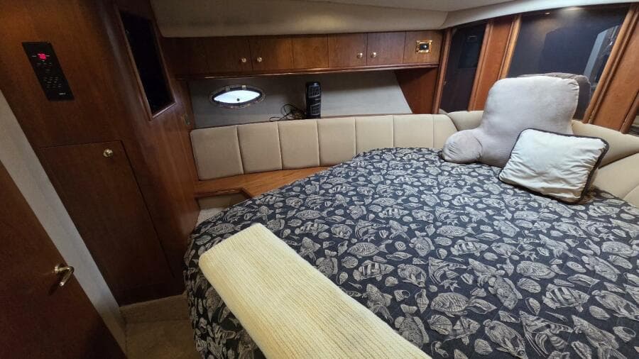 2000 Cruisers Yachts 4450 Express Motor Yacht
