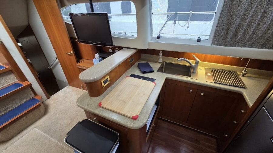 2000 Cruisers Yachts 4450 Express Motor Yacht