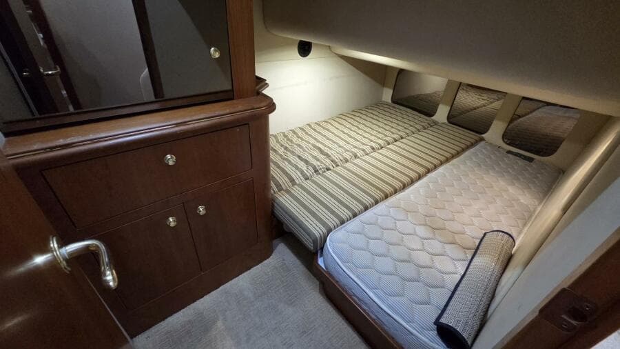 2000 Cruisers Yachts 4450 Express Motor Yacht
