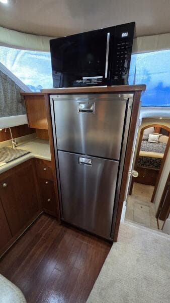 2000 Cruisers Yachts 4450 Express Motor Yacht