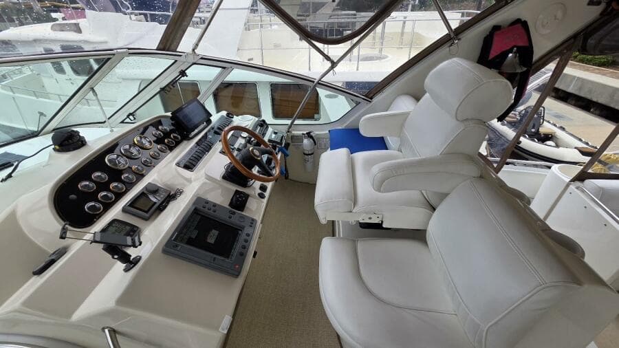 2000 Cruisers Yachts 4450 Express Motor Yacht