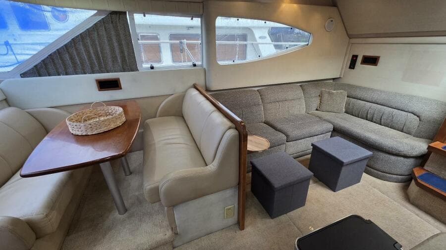 2000 Cruisers Yachts 4450 Express Motor Yacht