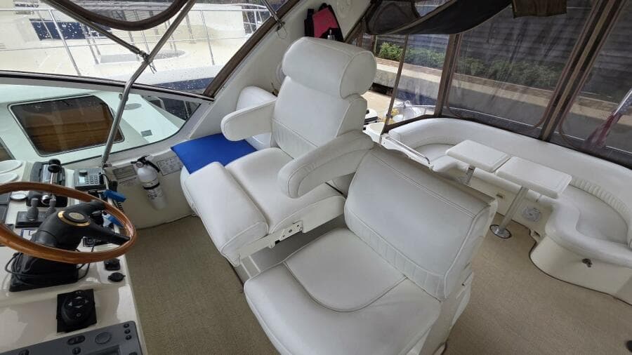 2000 Cruisers Yachts 4450 Express Motor Yacht