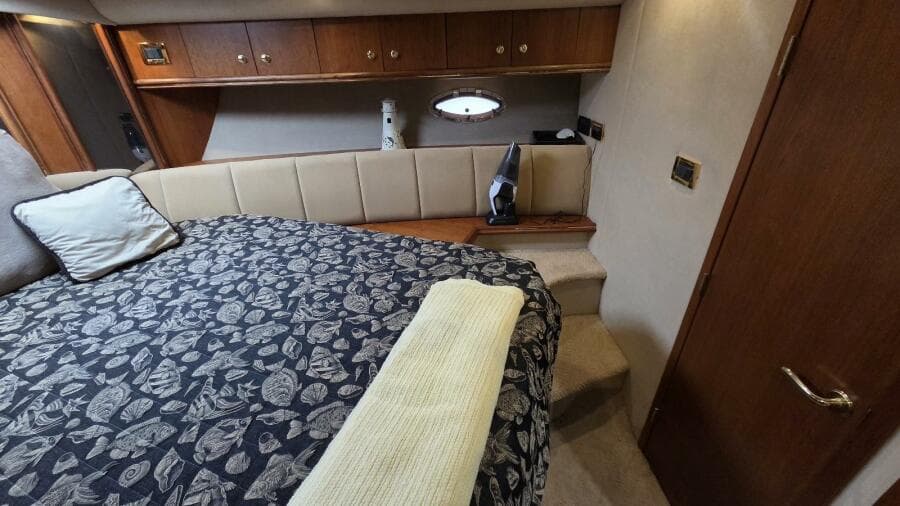 2000 Cruisers Yachts 4450 Express Motor Yacht