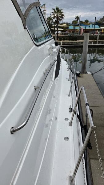 2000 Cruisers Yachts 4450 Express Motor Yacht