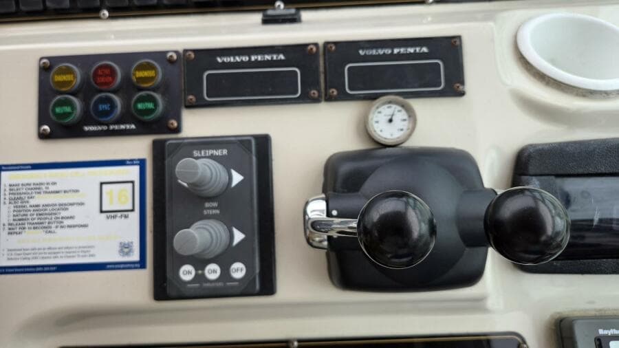 2000 Cruisers Yachts 4450 Express Motor Yacht