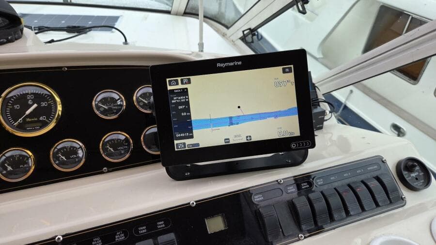 2000 Cruisers Yachts 4450 Express Motor Yacht