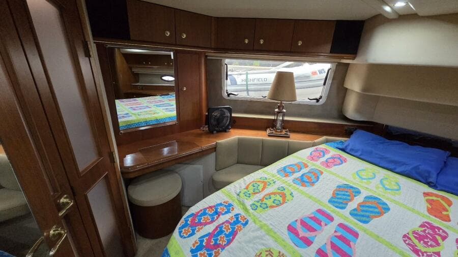 2000 Cruisers Yachts 4450 Express Motor Yacht