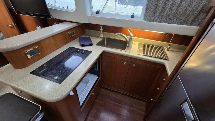 2000 Cruisers Yachts 4450 Express Motor Yacht