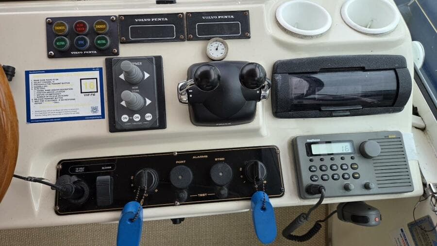 2000 Cruisers Yachts 4450 Express Motor Yacht