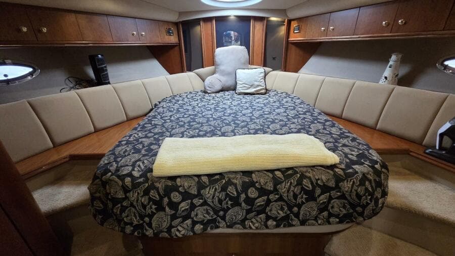 2000 Cruisers Yachts 4450 Express Motor Yacht