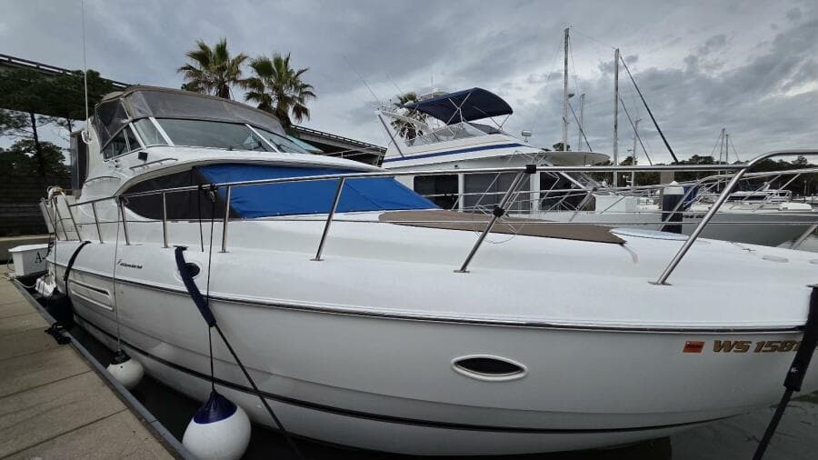 2000 Cruisers Yachts 4450 Express Motor Yacht