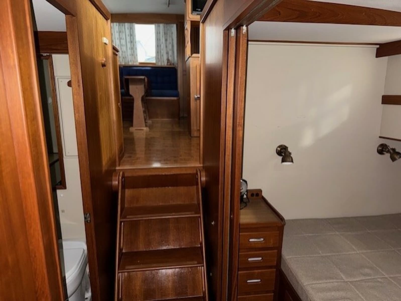 Mid cabin