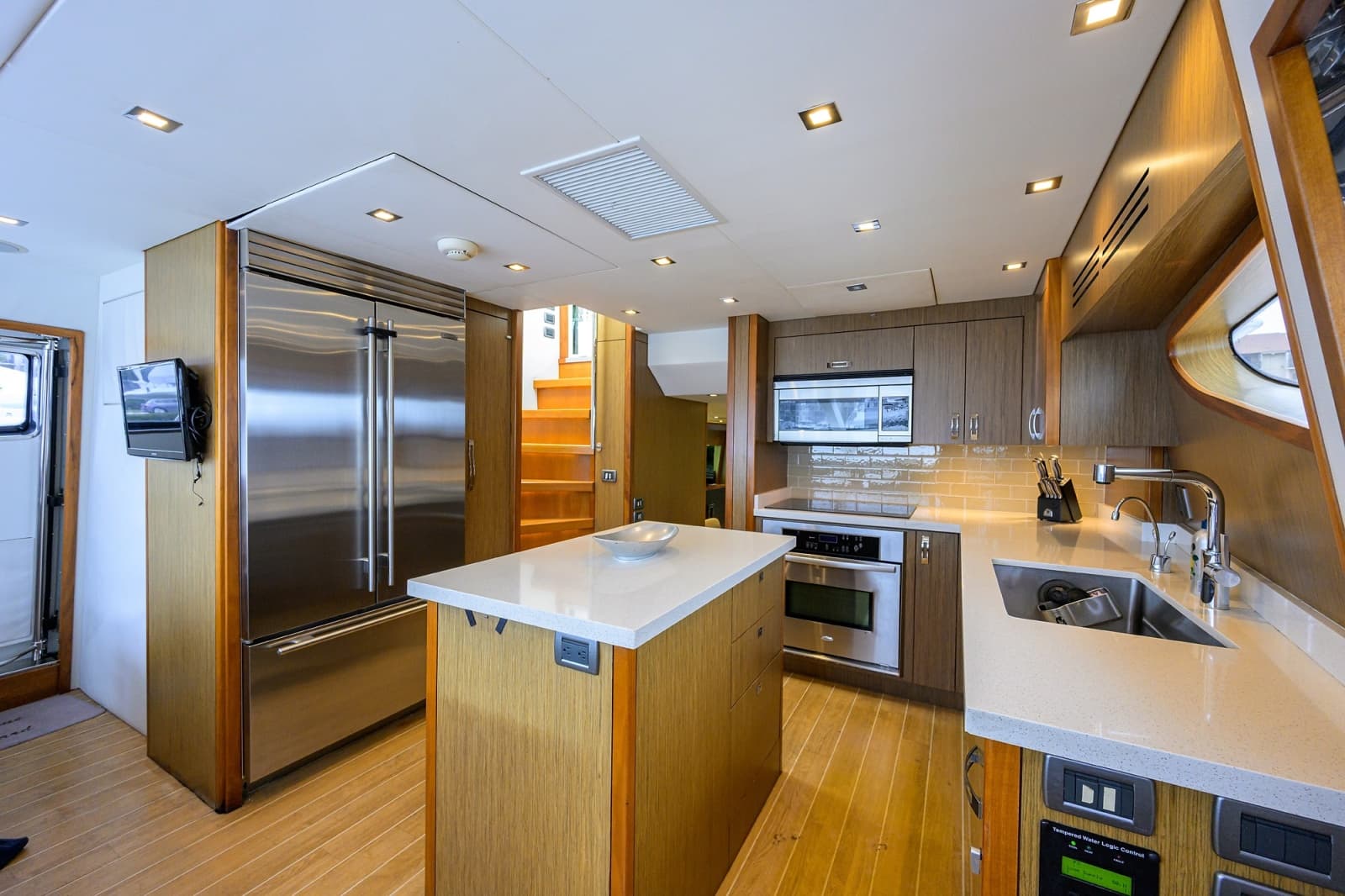 2013 Hatteras 80 Motor Yacht