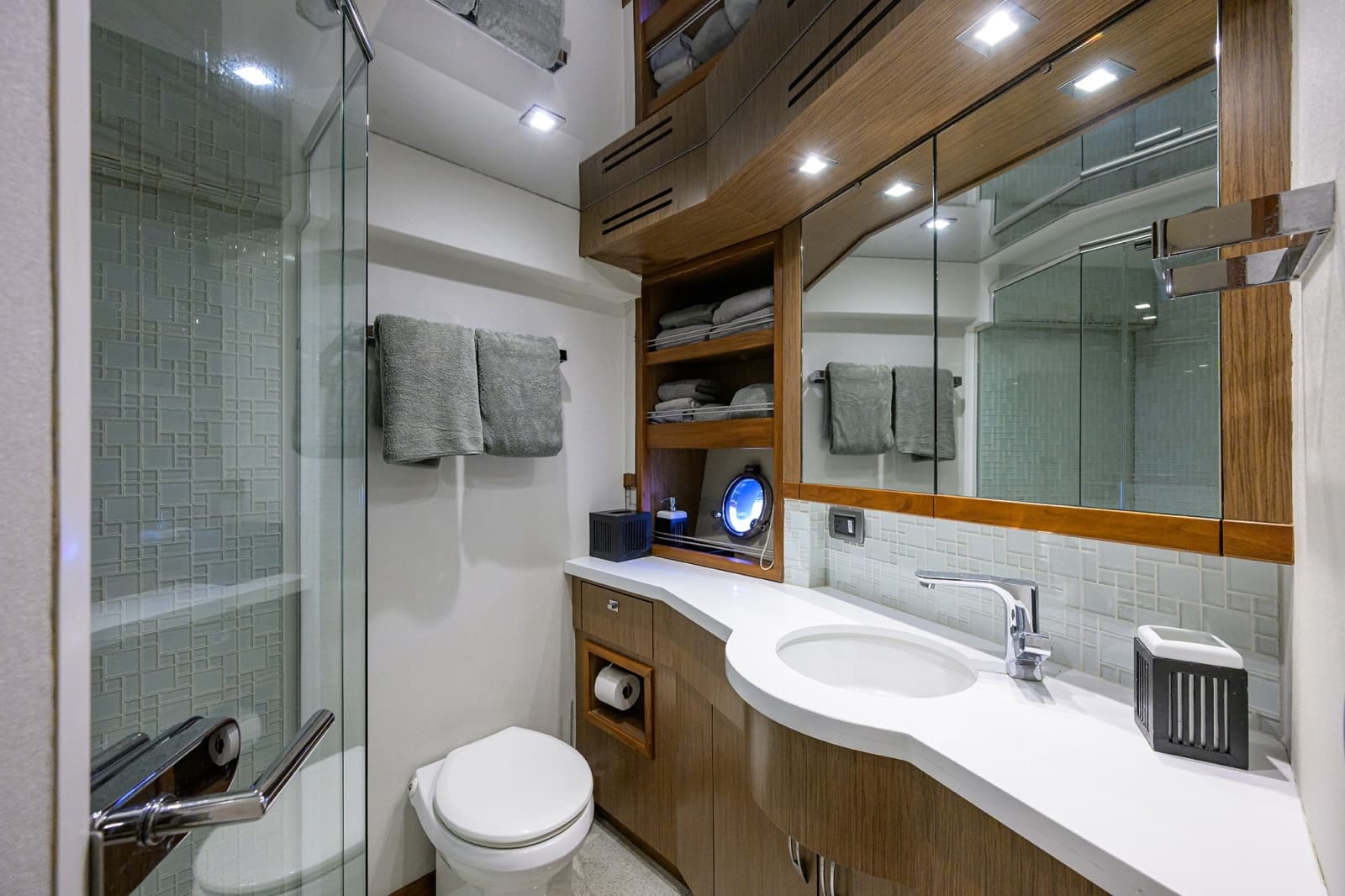 2013 Hatteras 80 Motor Yacht