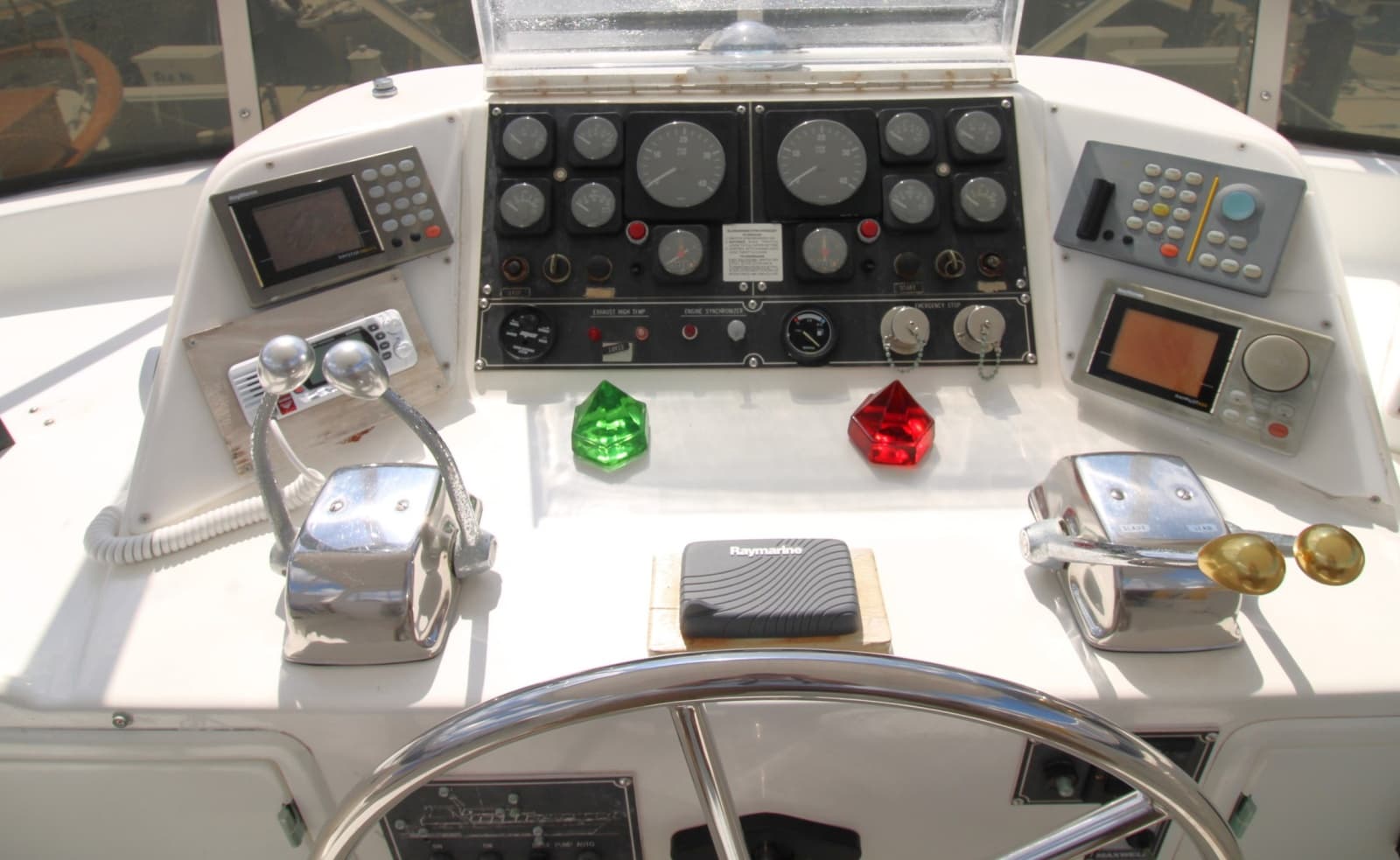 1995 Jefferson 52 Rivanna Cockpit MY