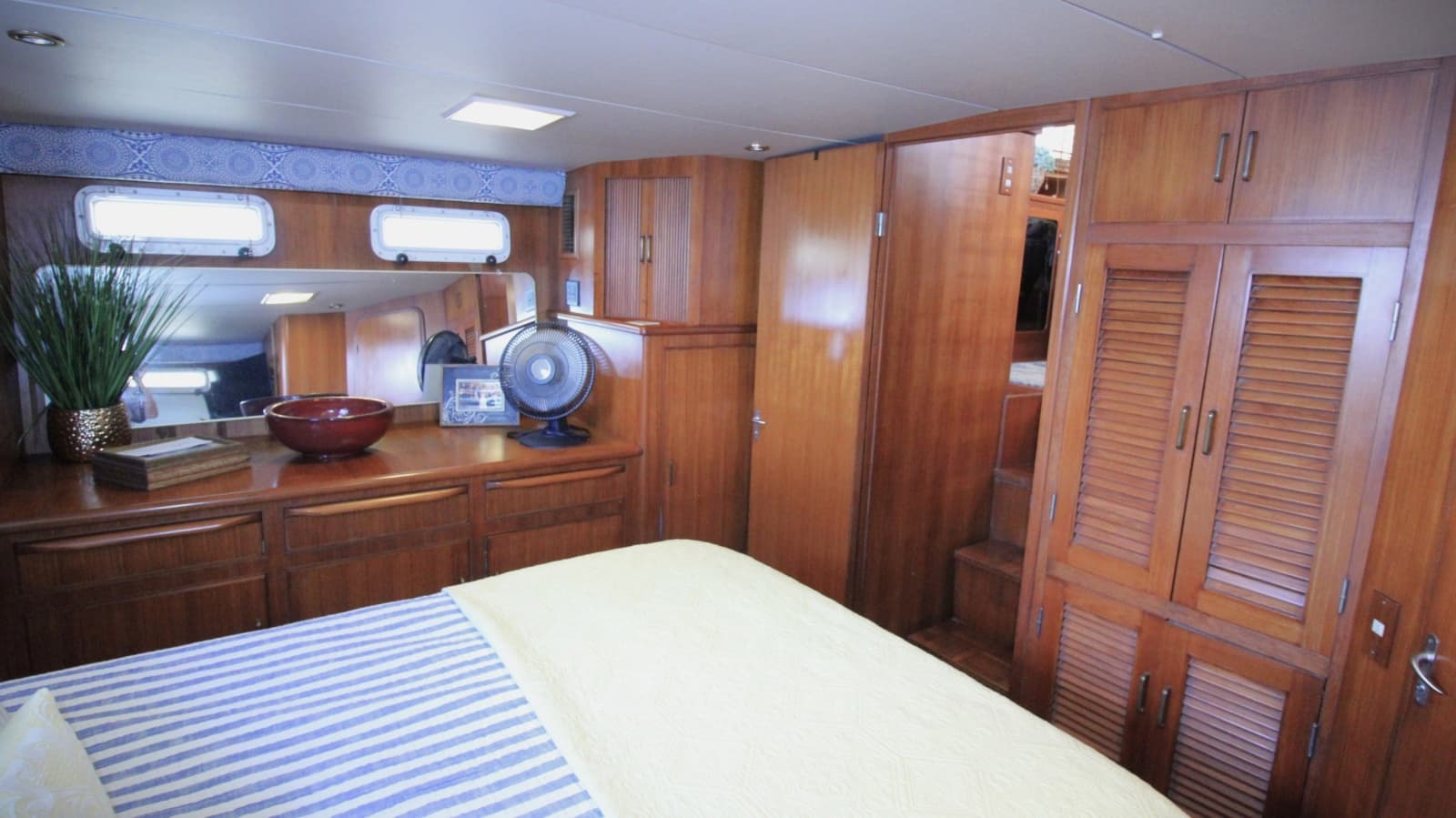 1995 Jefferson 52 Rivanna Cockpit MY