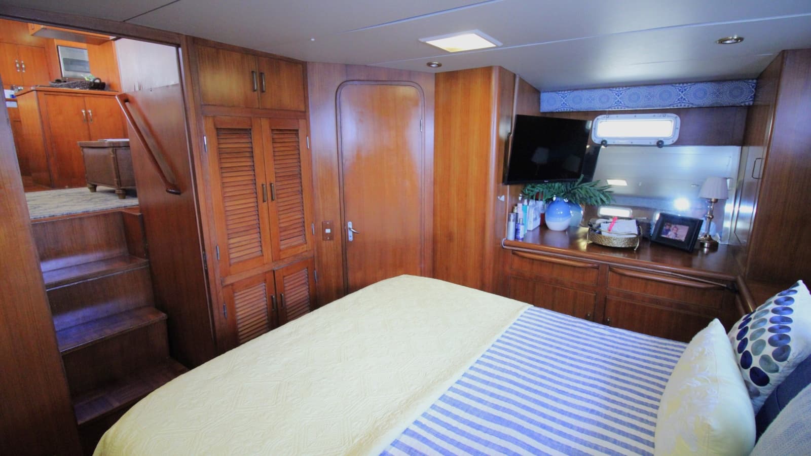 1995 Jefferson 52 Rivanna Cockpit MY