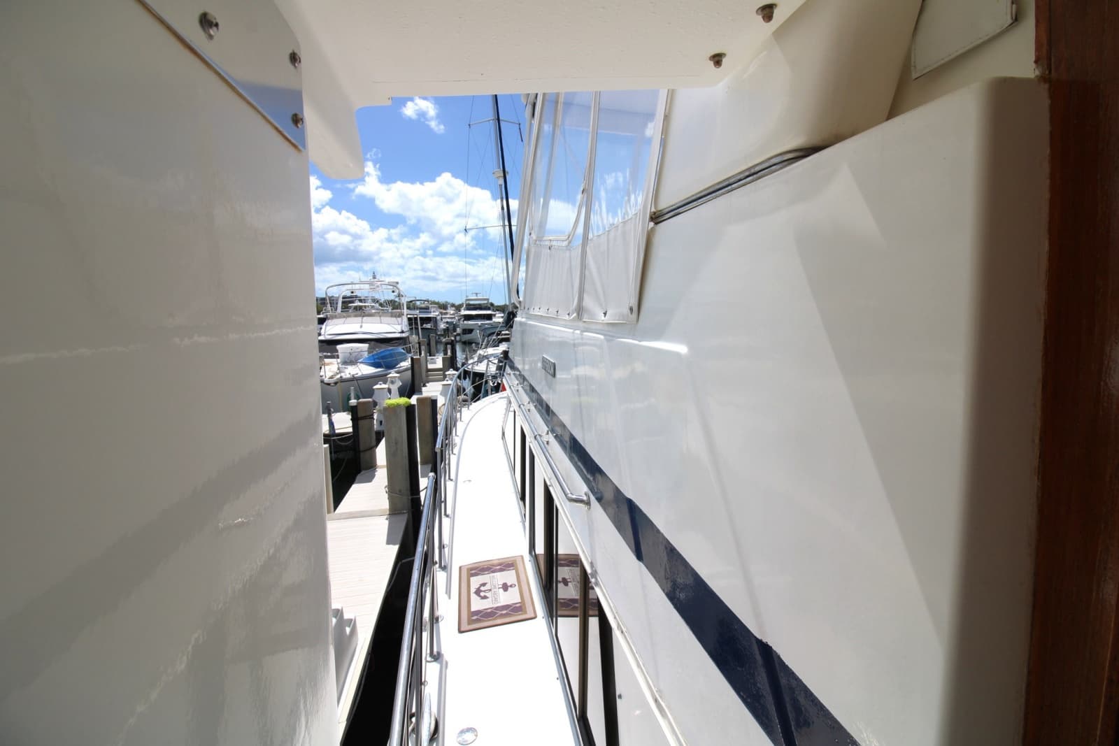 1995 Jefferson 52 Rivanna Cockpit MY