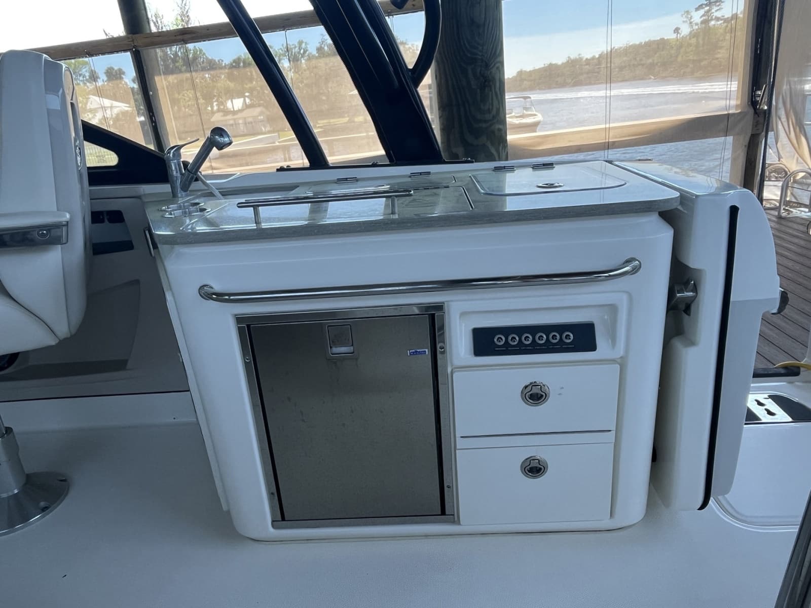 2022 Boston Whaler 320 Vantage