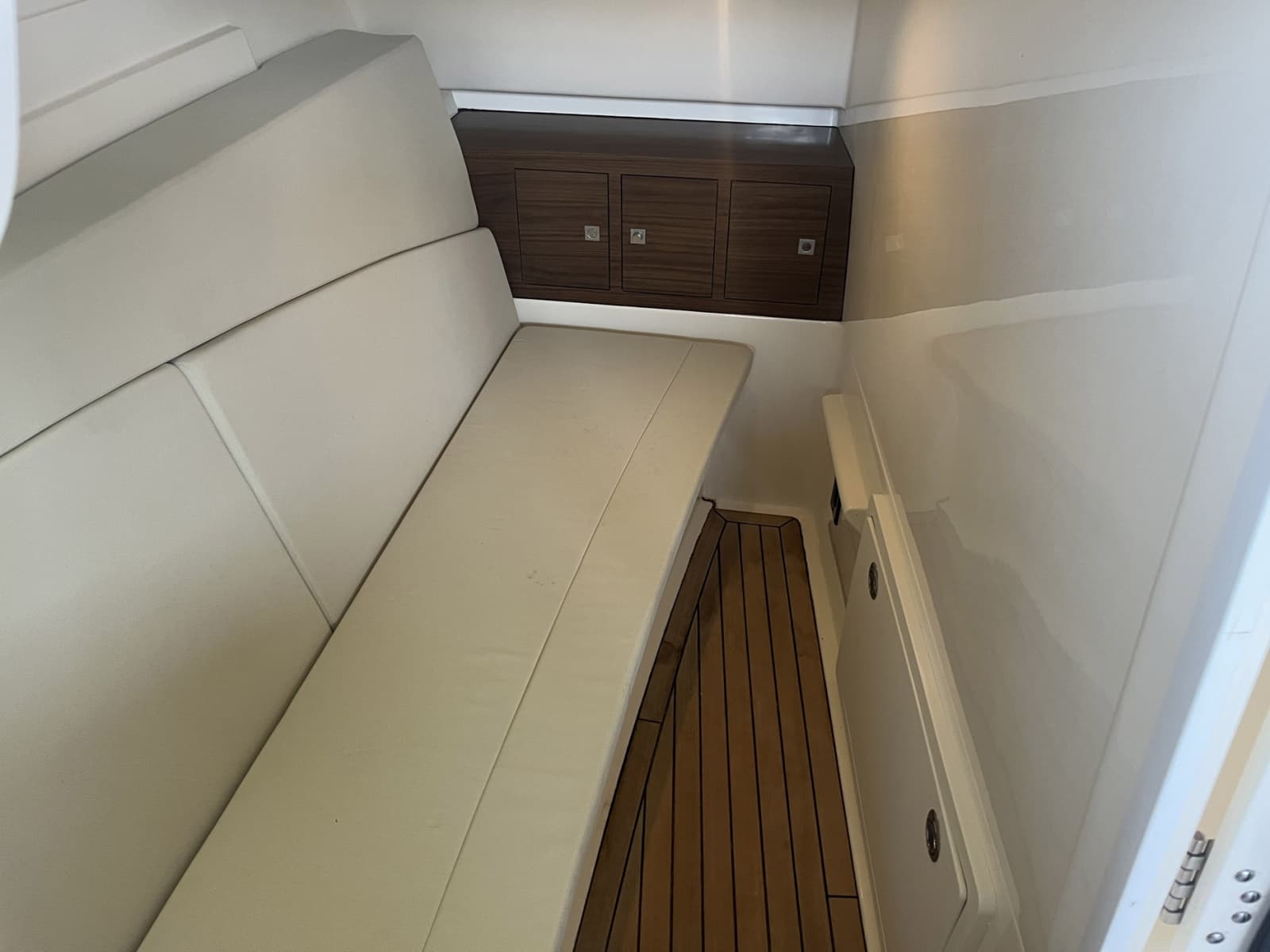 2022 Boston Whaler 320 Vantage
