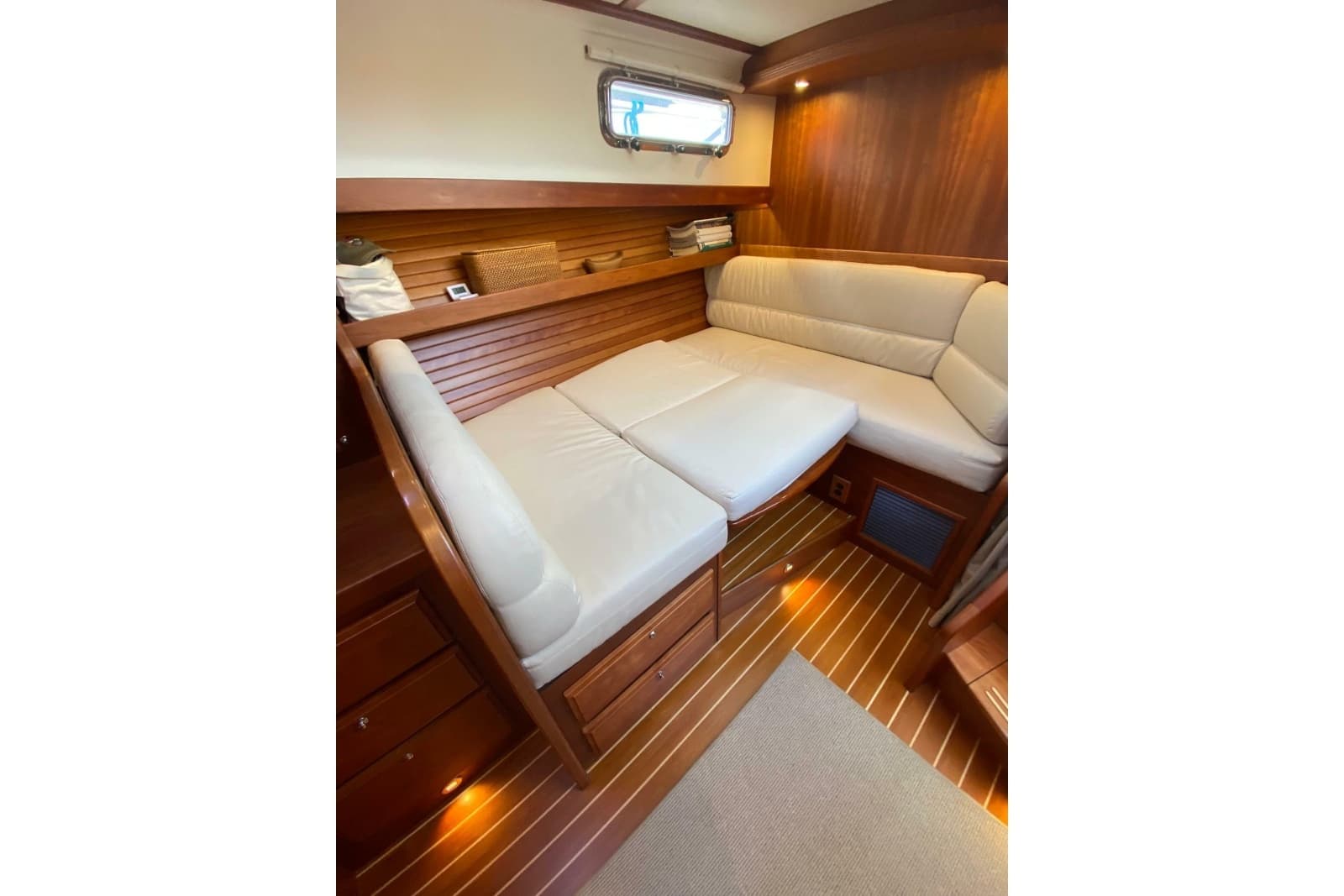 2016 Sabre 42 Fly Bridge Sedan