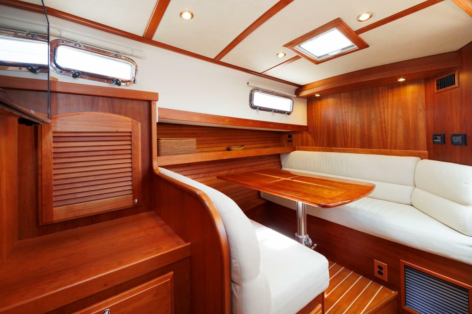 2016 Sabre 42 Fly Bridge Sedan