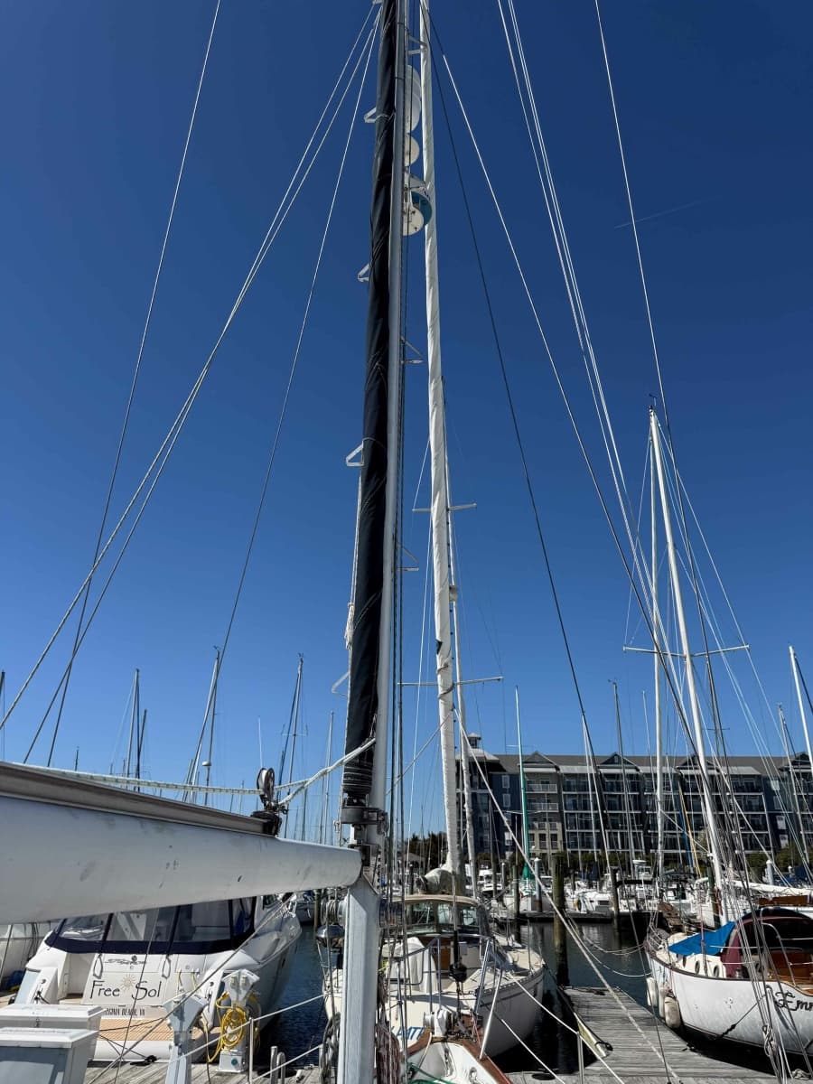 Main sail roller-furling