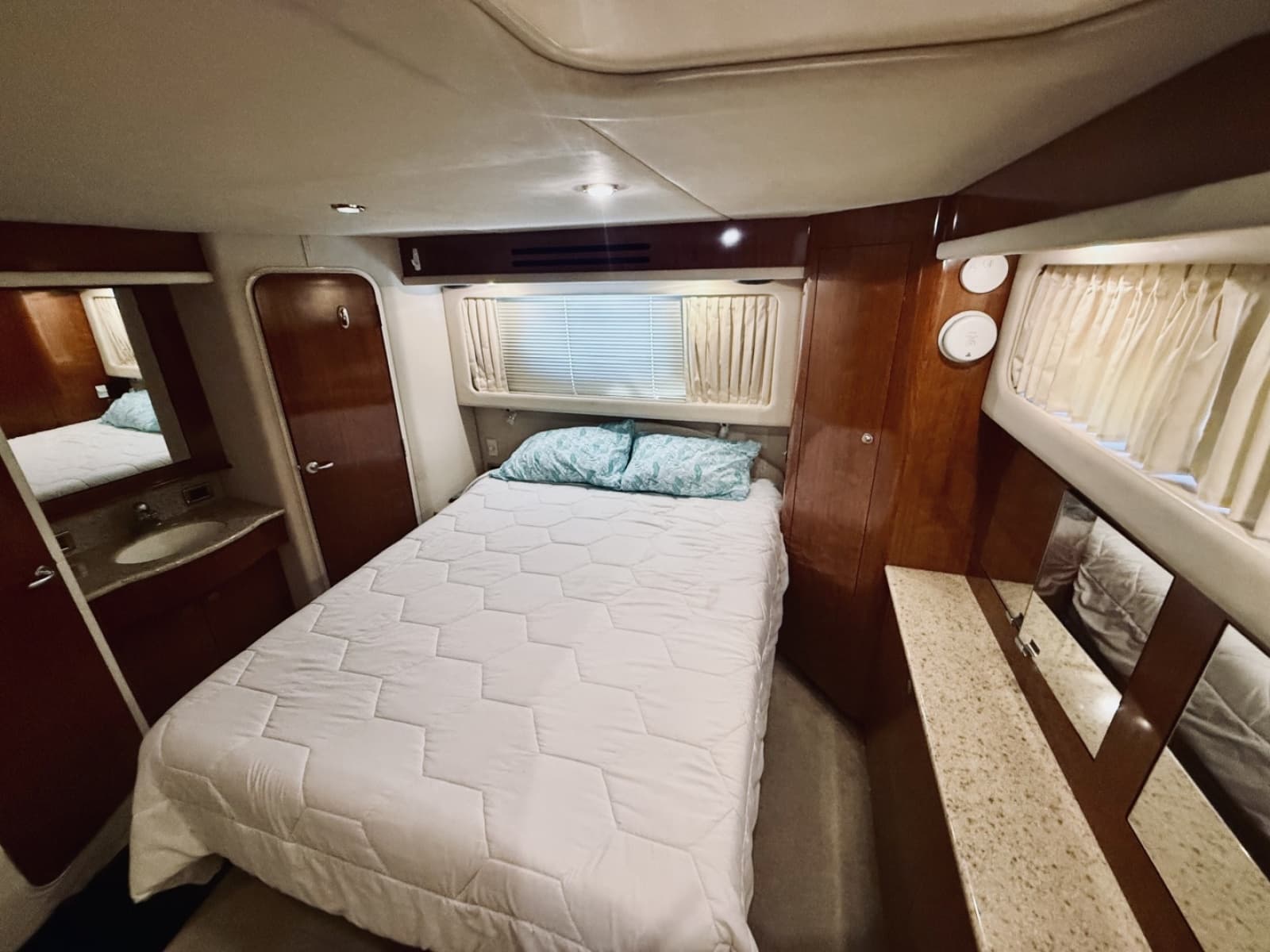 2004 Sea Ray 390 Motor Yacht
