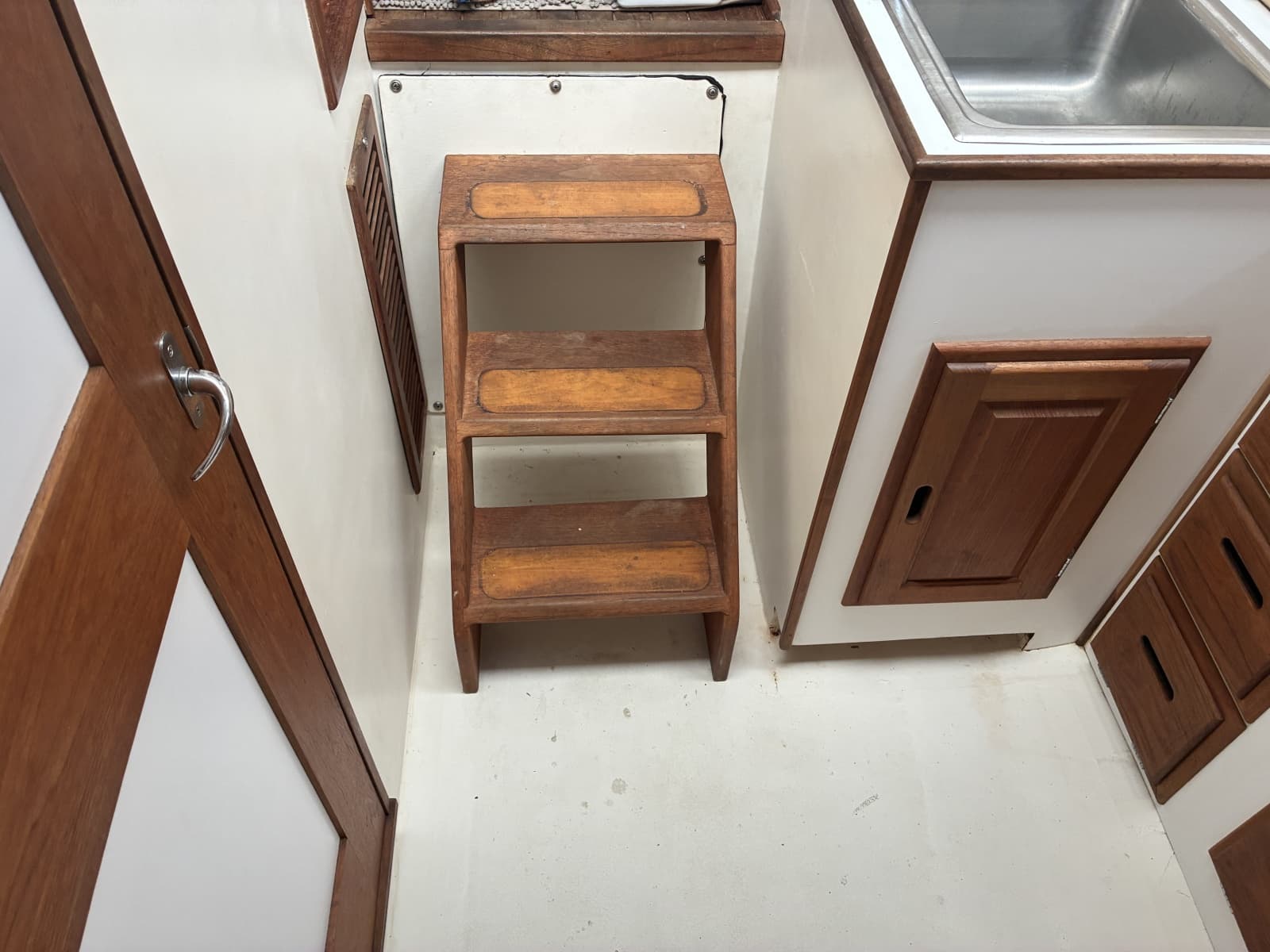 1989 Duffy 35 Flybridge - Companion way steps