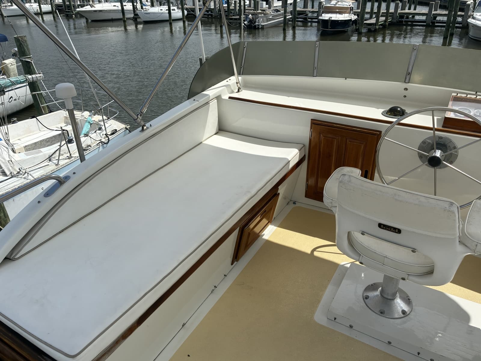 1989 Duffy 35 Flybridge - Flybridge seating
