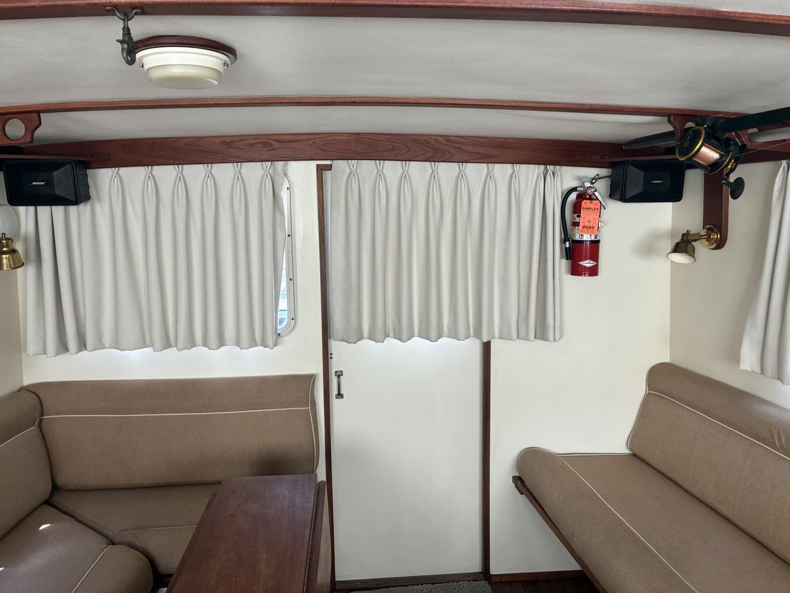 1989 Duffy 35 Flybridge - Aft salon