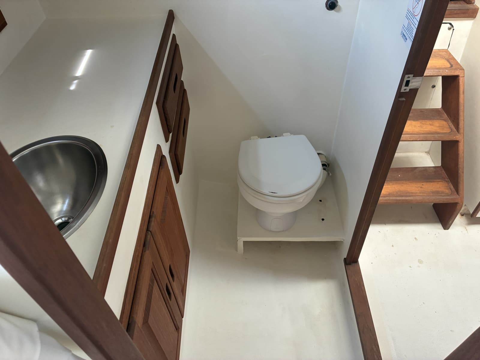 1989 Duffy 35 Flybridge - Head