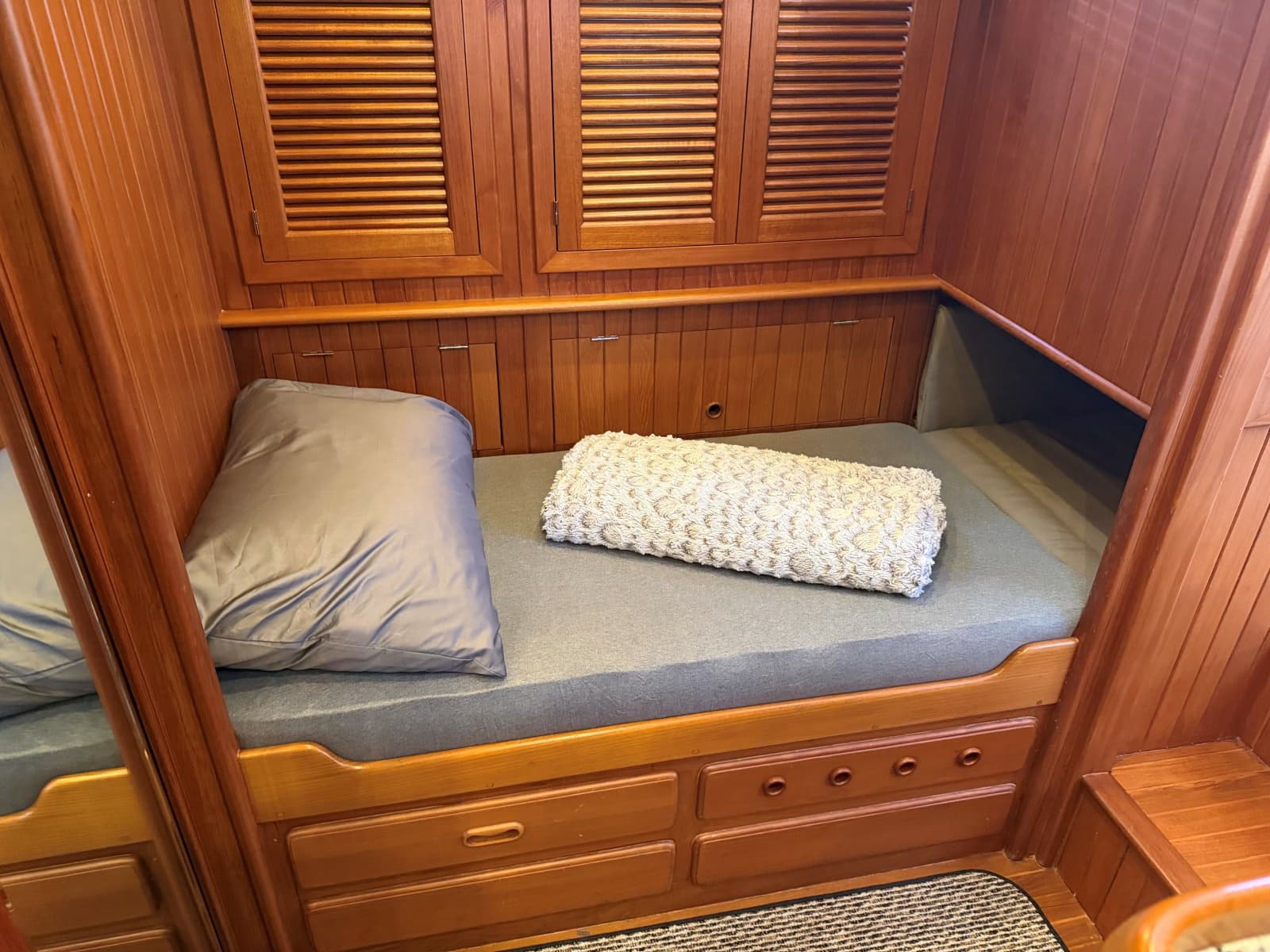 Settee Converts to Berth 