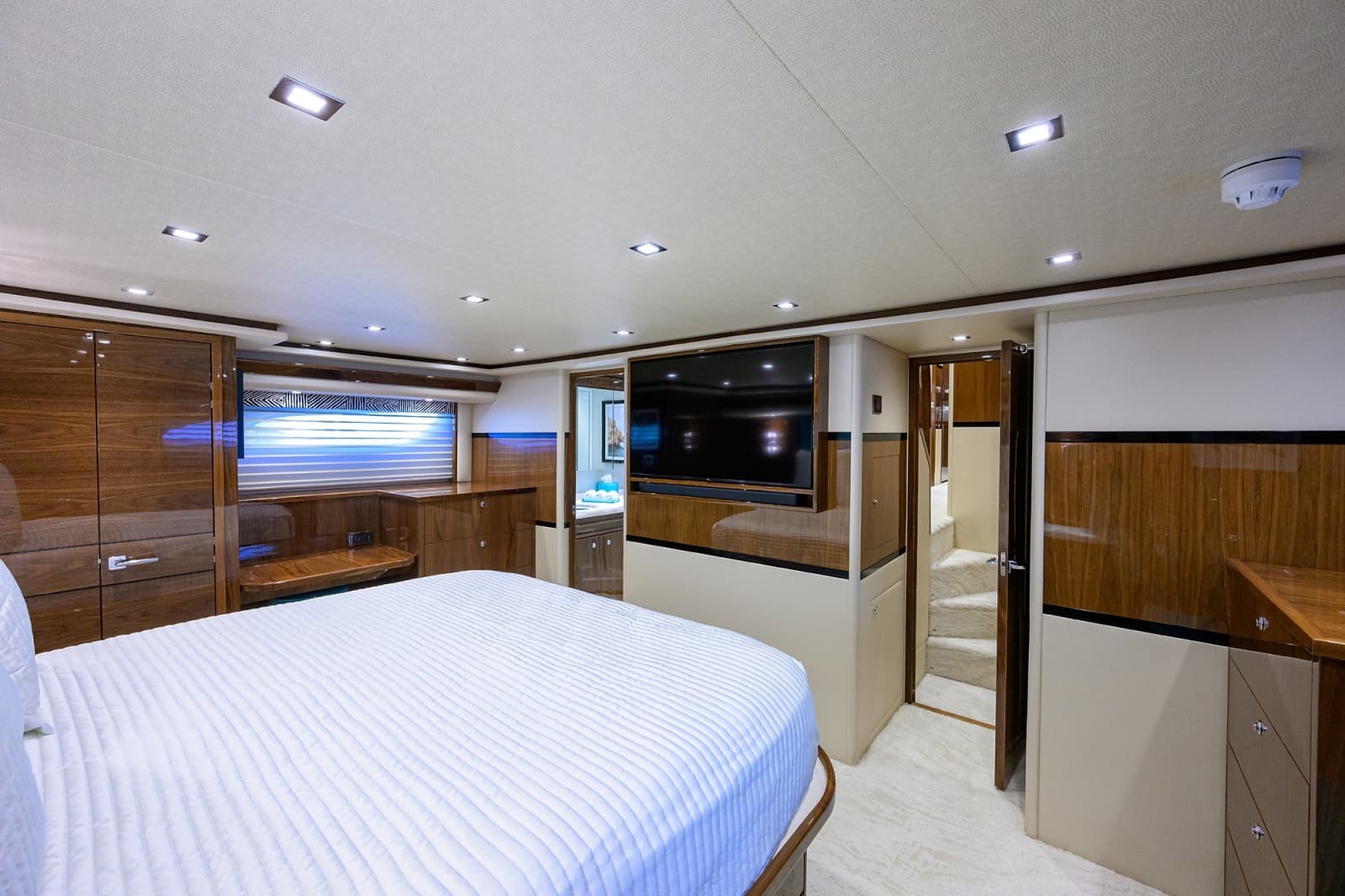 Viking 80 MERCEDES - Master Stateroom