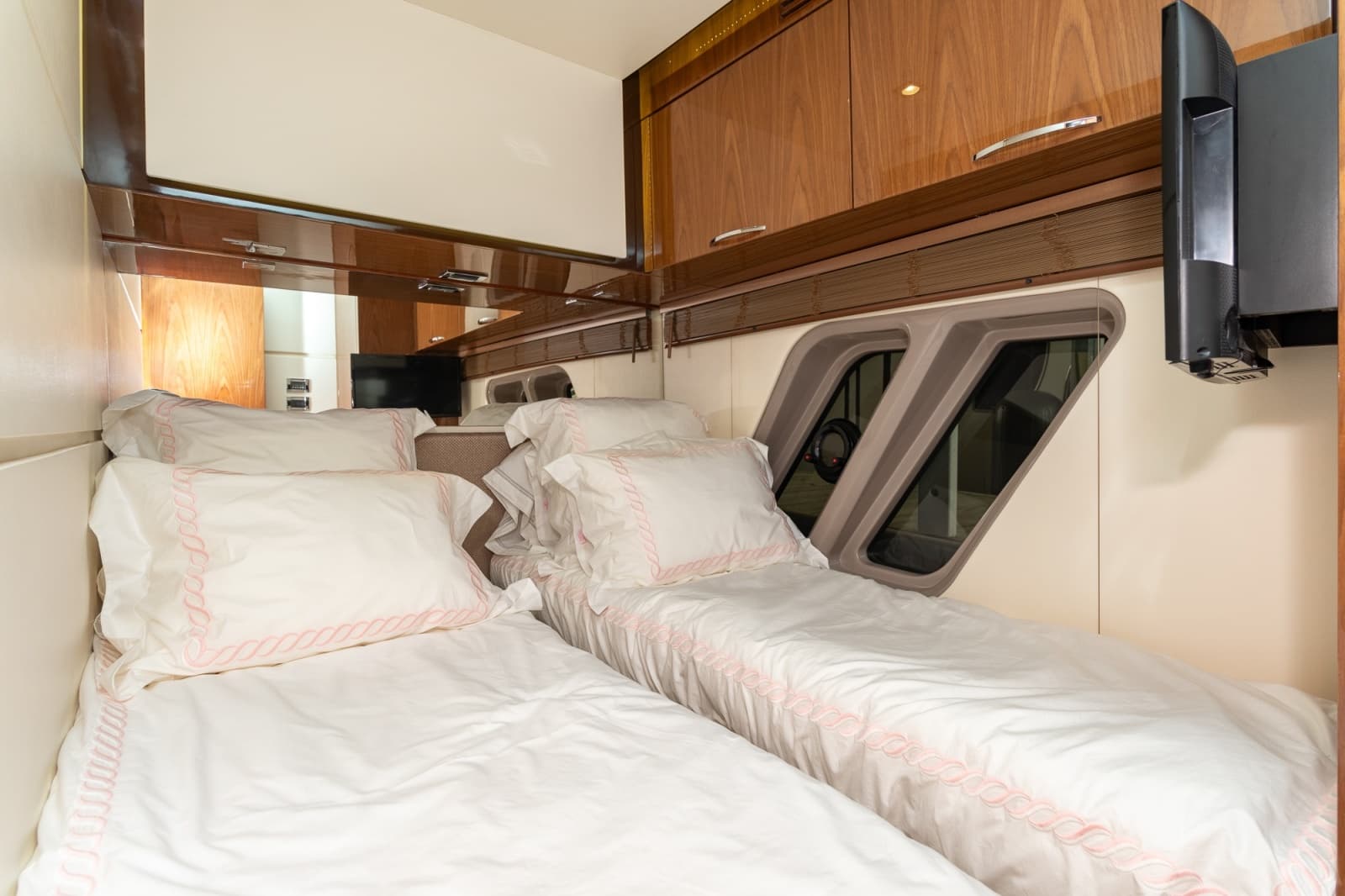 2018 Sea Ray L650 FLY