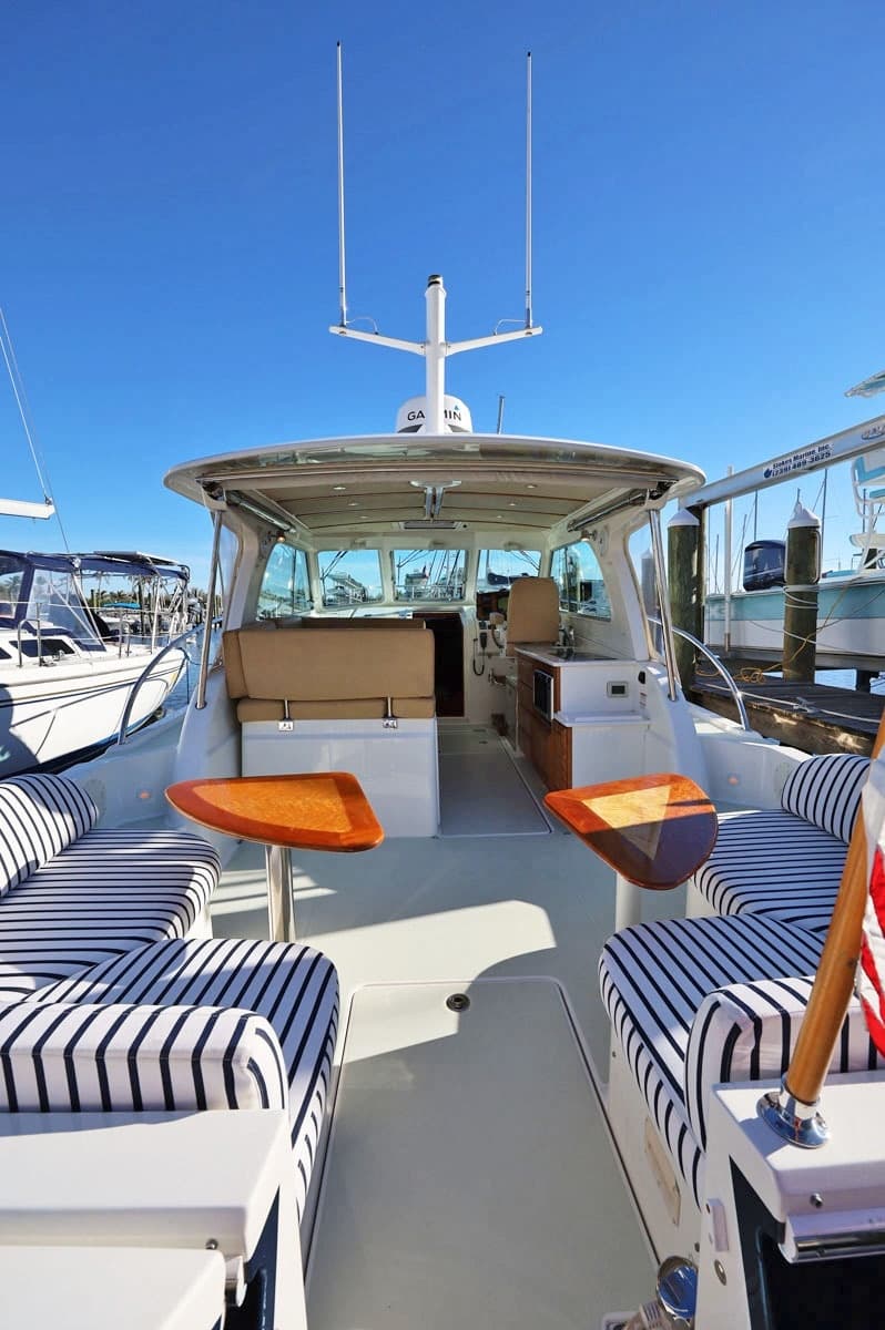 Cockpit Walk-thru to Pilothouse
