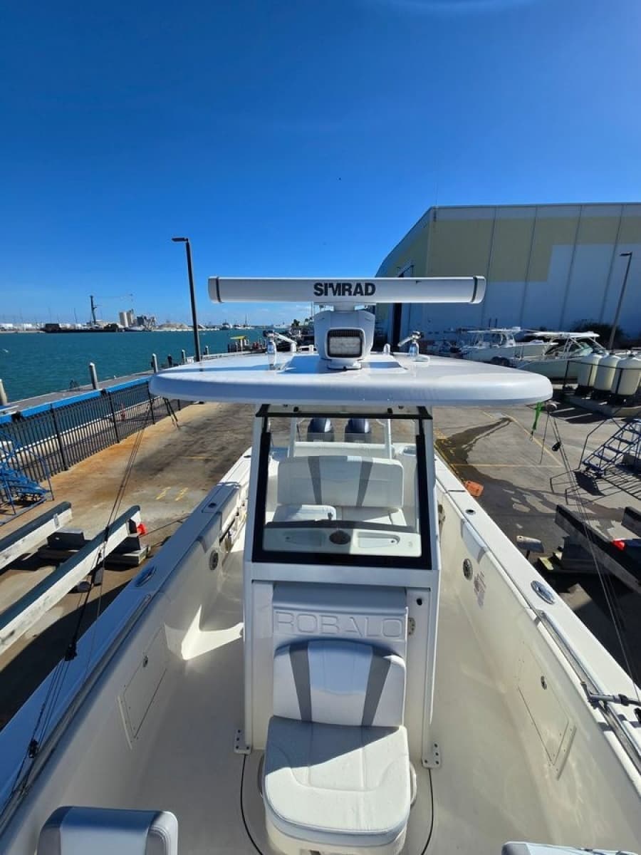 2022 Robalo R272