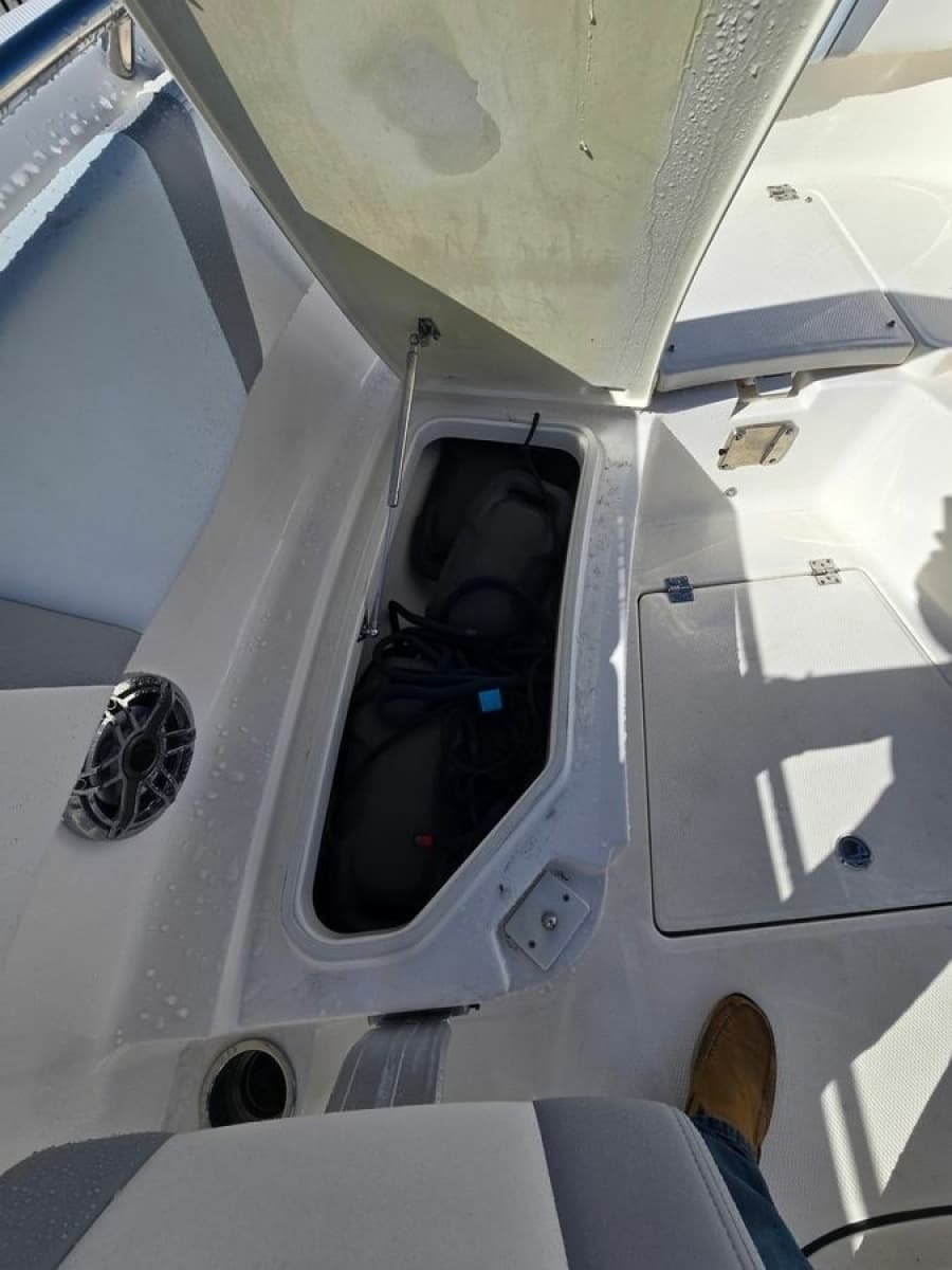 2022 Robalo R272