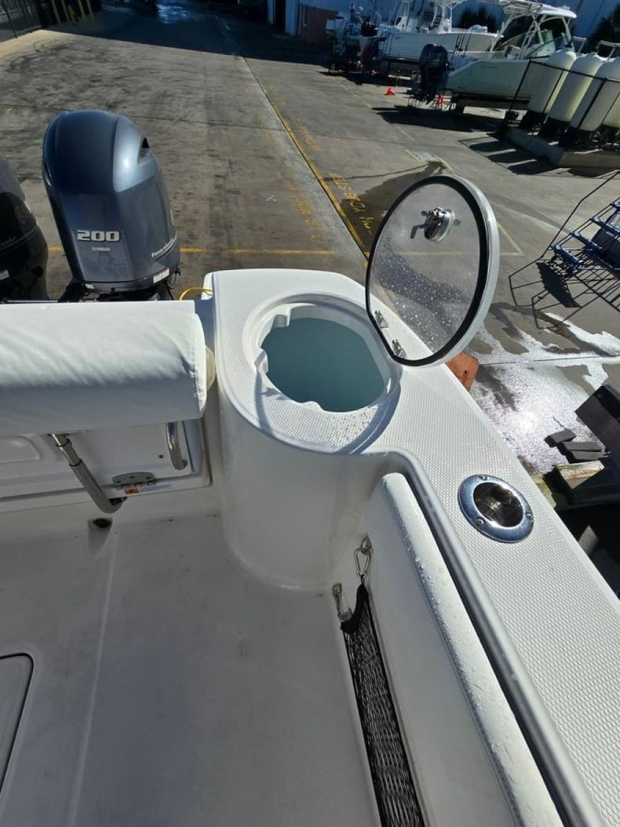 2022 Robalo R272