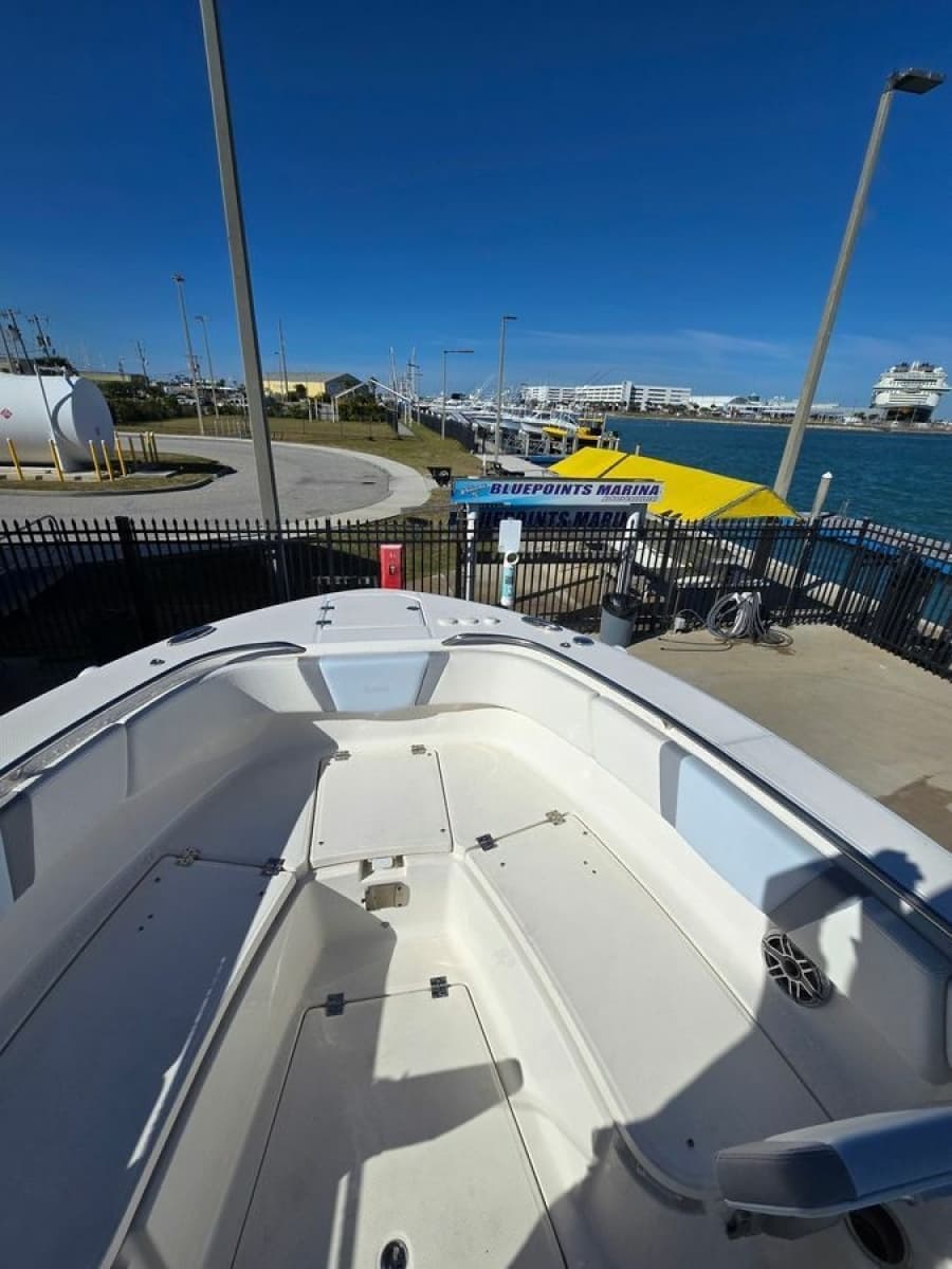 2022 Robalo R272