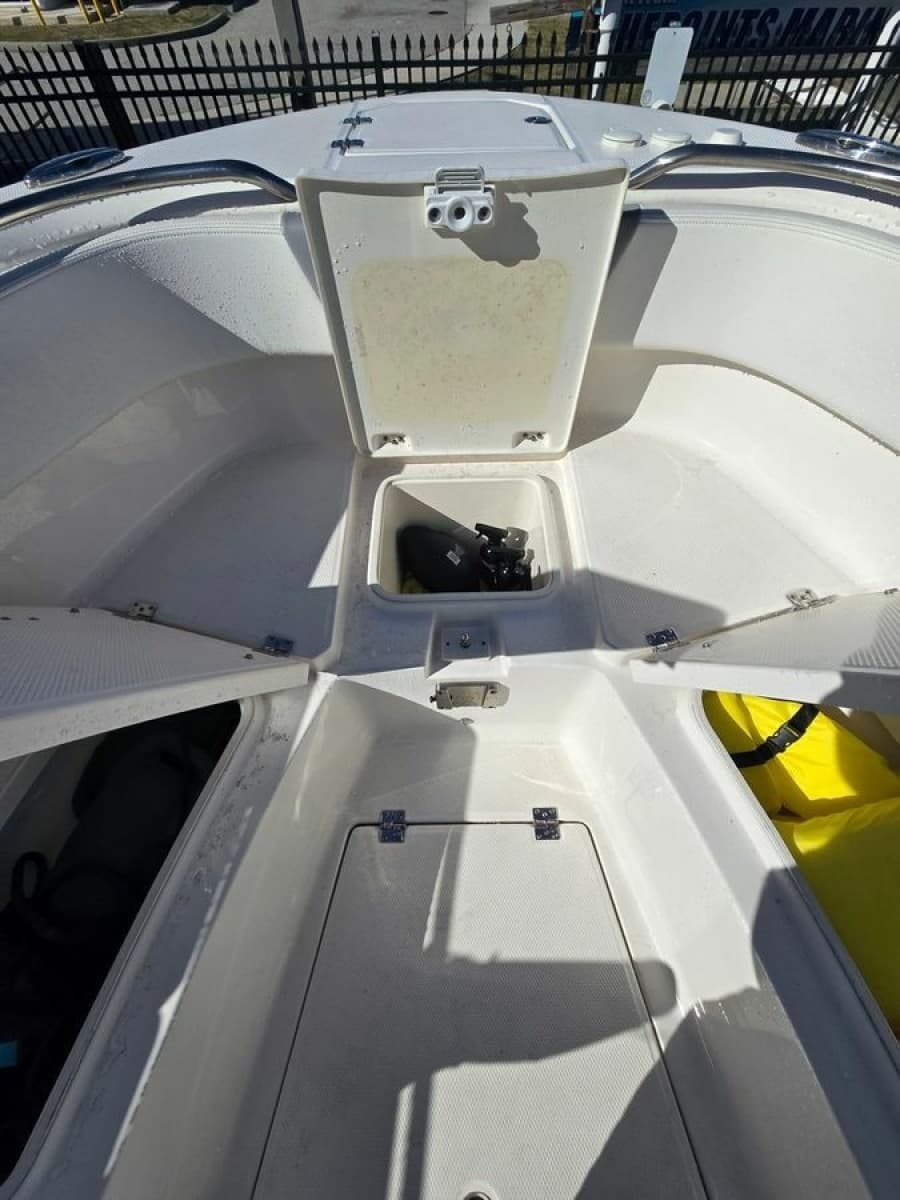 2022 Robalo R272